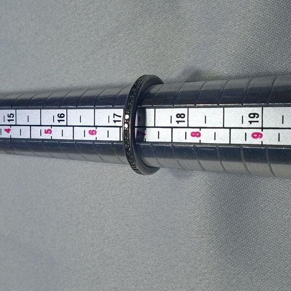 Vintage platinum channel set diamond eternity ring. Sz 7 - Picture 5 of 5